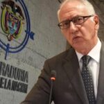Procuraduría abre investigación formal contra el ministro de Salud por presunta participación en política