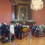Se abren las puertas del Palacio de San Carlos: Ciudadanos dan el último adiós a Germán Vargas Lleras