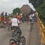Un motociclista resultado herido tras ser atropellado por un camión cisterna en el puente de la Doctrina