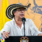 «Se colocarán sillas vacías en espera que quienes se robaron las elecciones lleguen a entender qué es gobernar» Petro sobre el empalme.