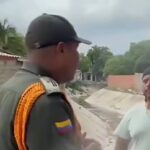 Sancionan a ciudadano grabado arrojando residuos a un arroyo en Barranquilla