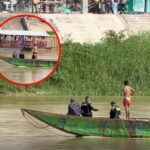 Agentes de Policía abordan una canoa en el río Sinú para arrestar a un hombre acusado de intento de hurto.