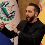 Nayib Bukele evalúa medidas de libertad condicional para acusados de colaborar con pandillas en El Salvador.