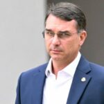 Magistrado del Supremo Tribunal Federal ordena la cancelación del pasaporte del senador Flávio Bolsonaro.