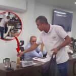 Líder comunal lleva botellas con agua de alcantarilla al Concejo de Santa Marta para protestar por rebosamientos.